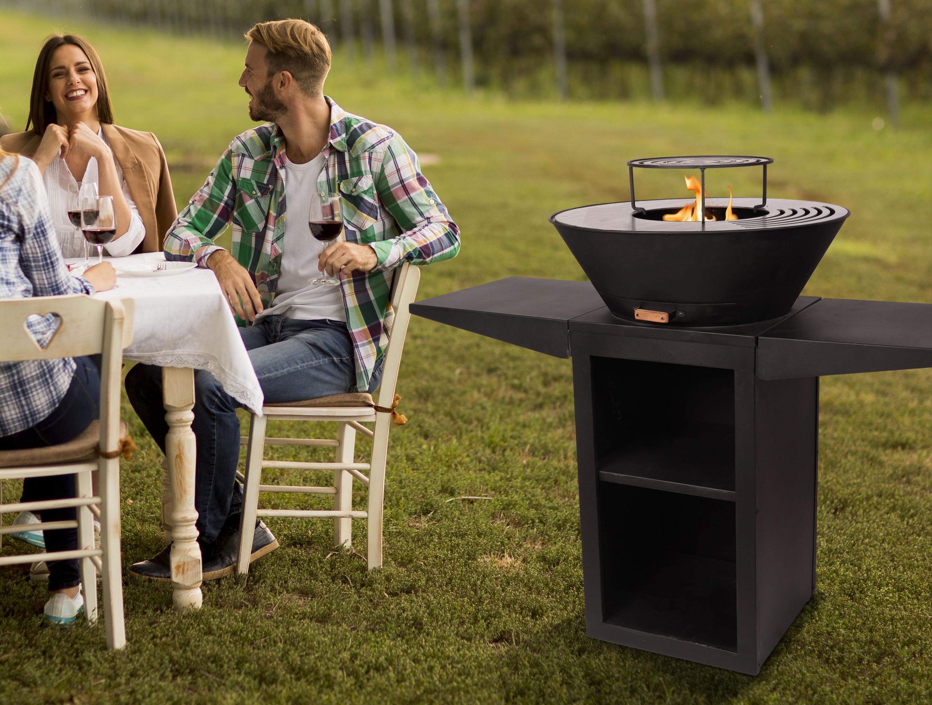 Barbecue avec plaque ronde, grill et support en acier noir