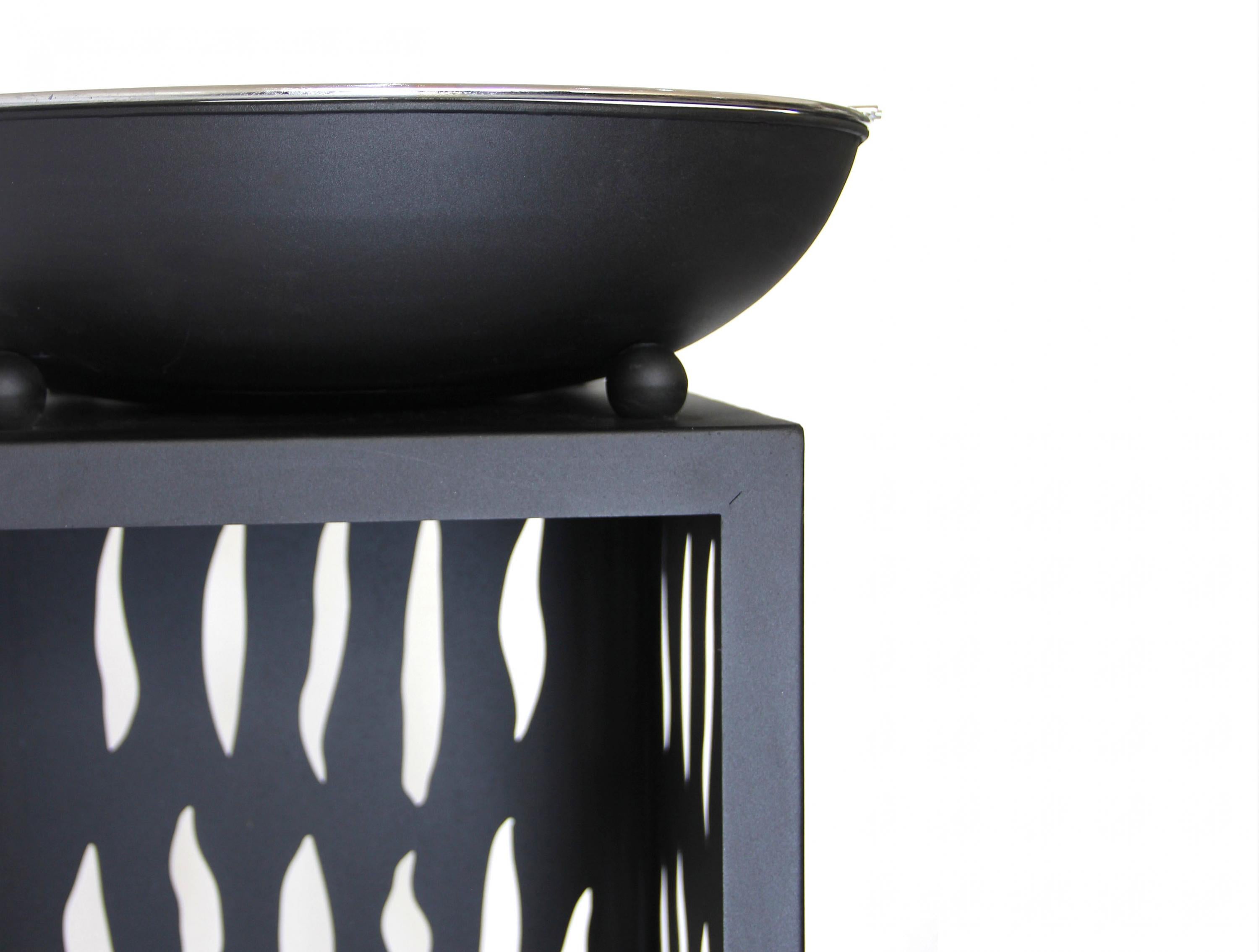 Barbecue design élégant avec grill chromé en acier noir