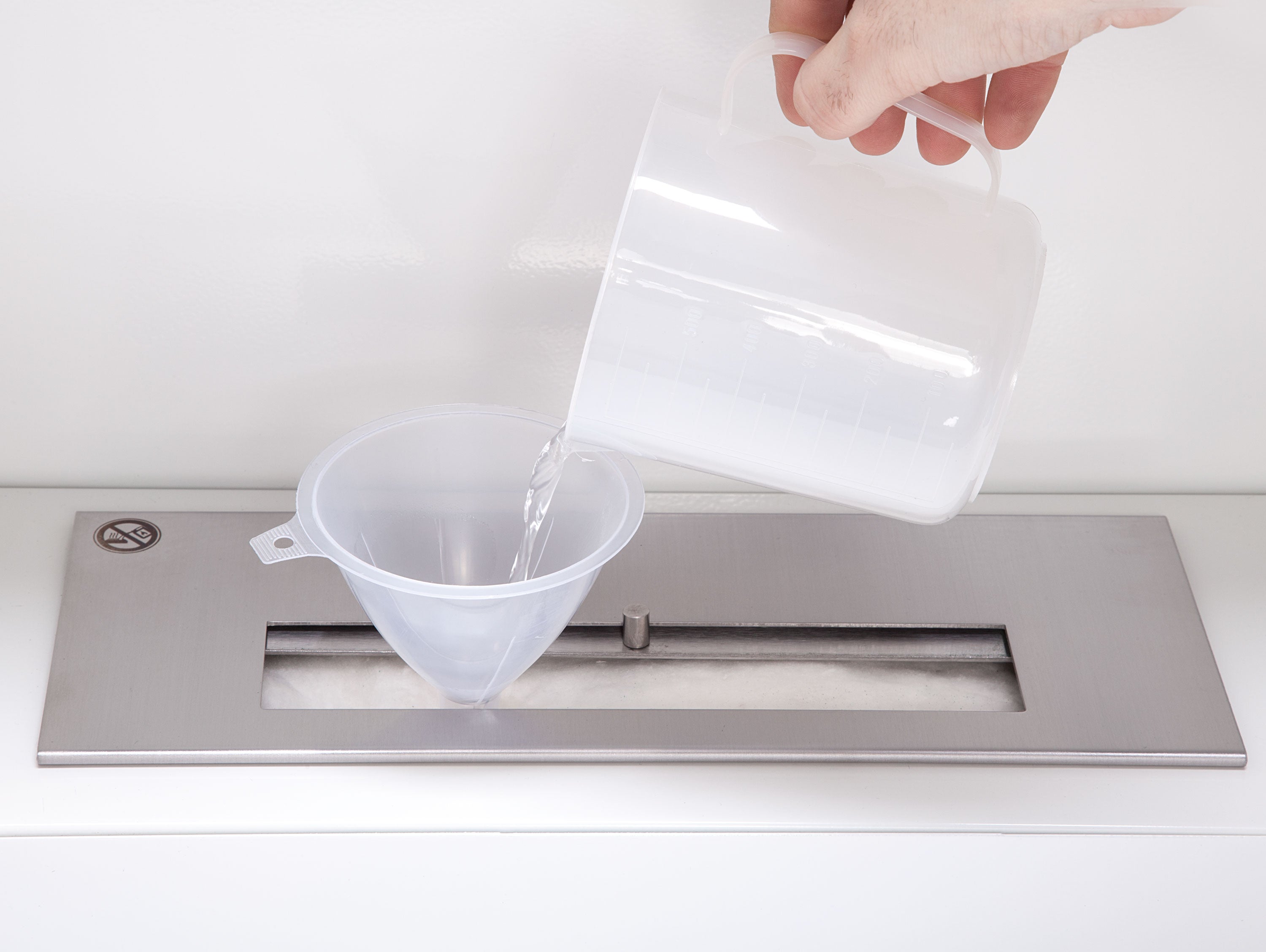 Ensemble de pichets à mesurer avec entonnoir à mesurer en blanc