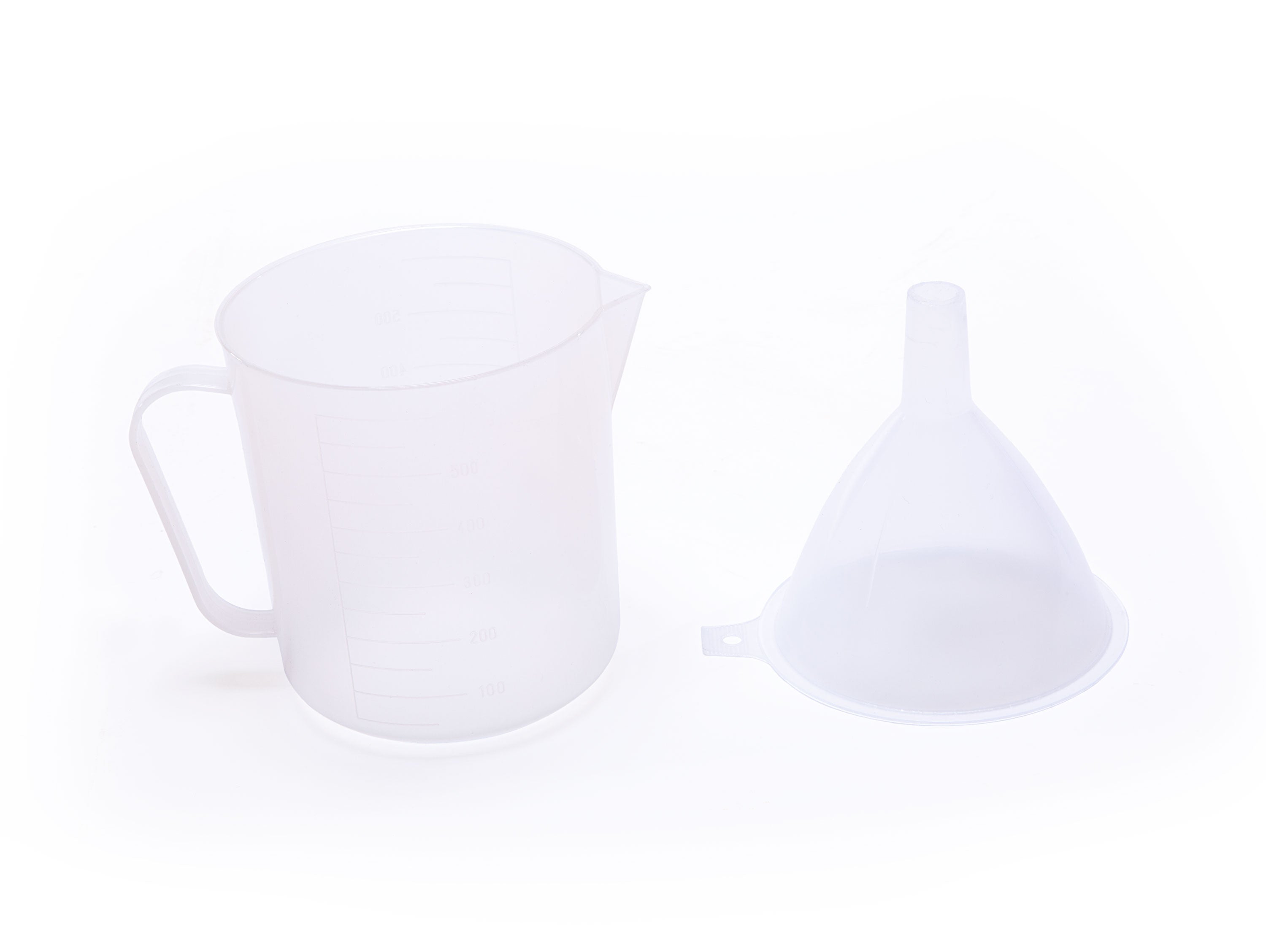 Ensemble de pichets à mesurer avec entonnoir à mesurer en blanc