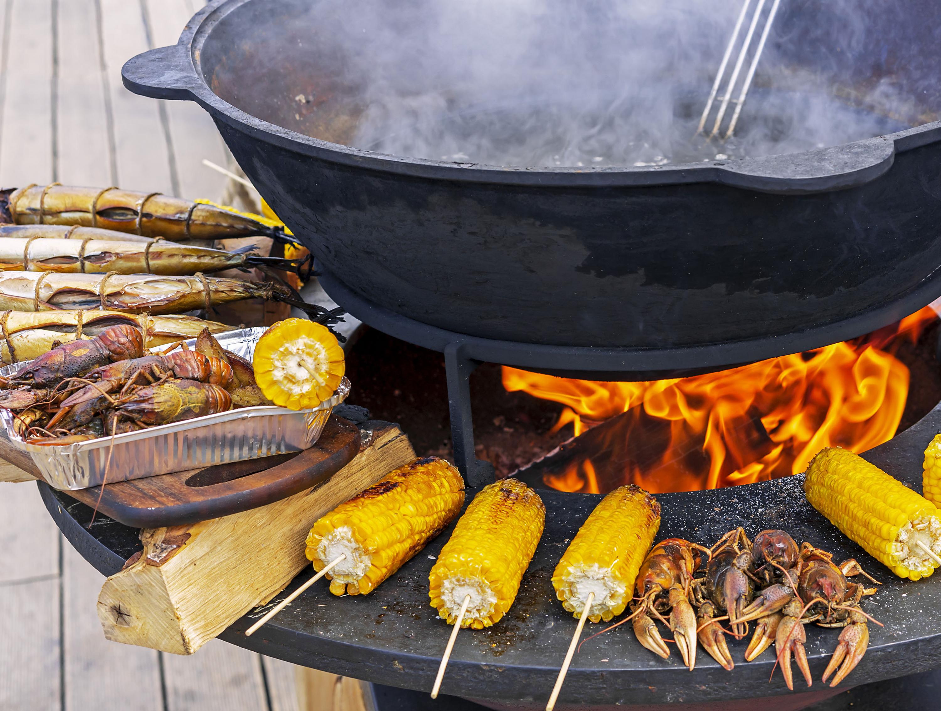 Barbecue rond avec plaque ronde en acier et grille en acier corten