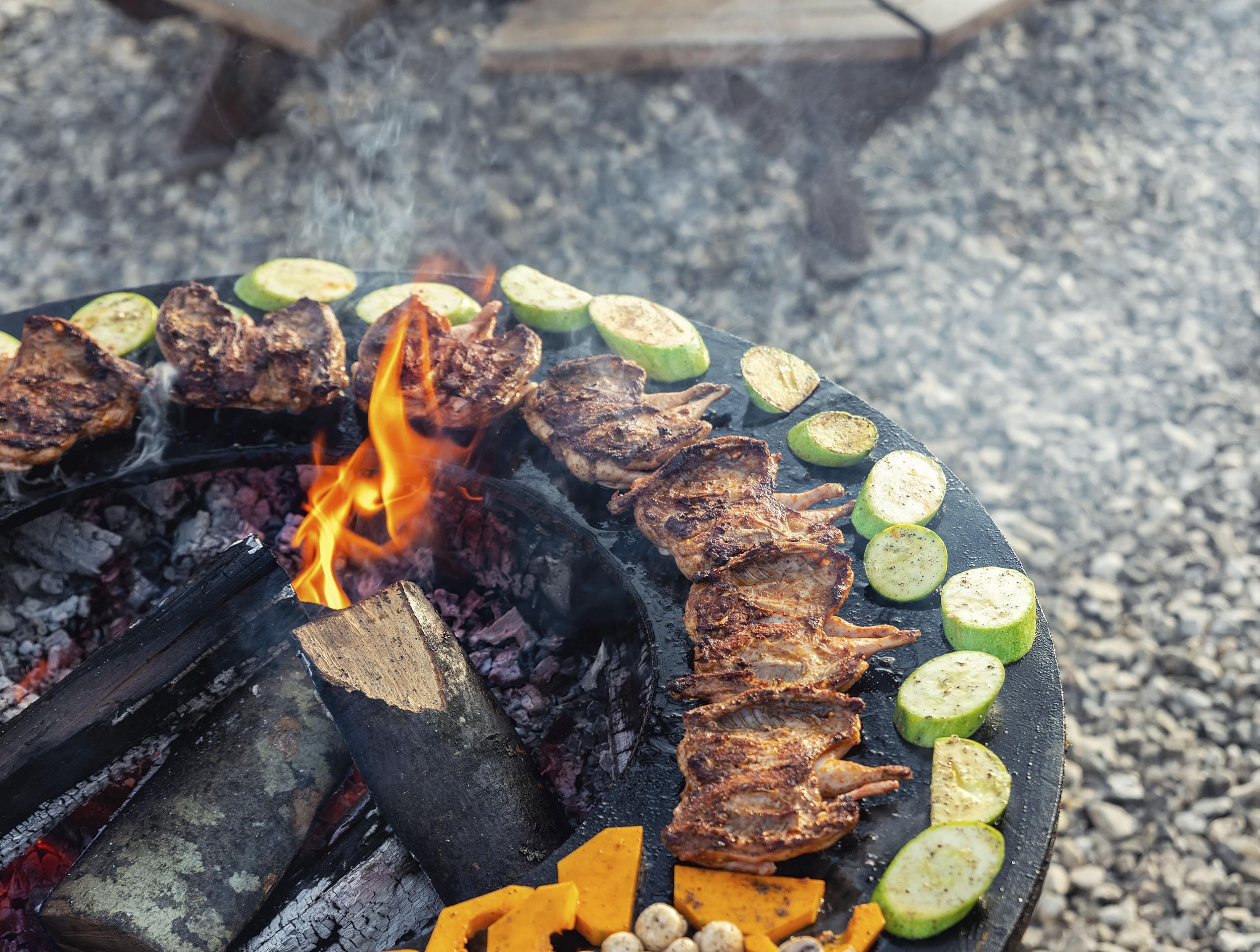 Barbecue rond avec plaque ronde en acier et grille en acier corten