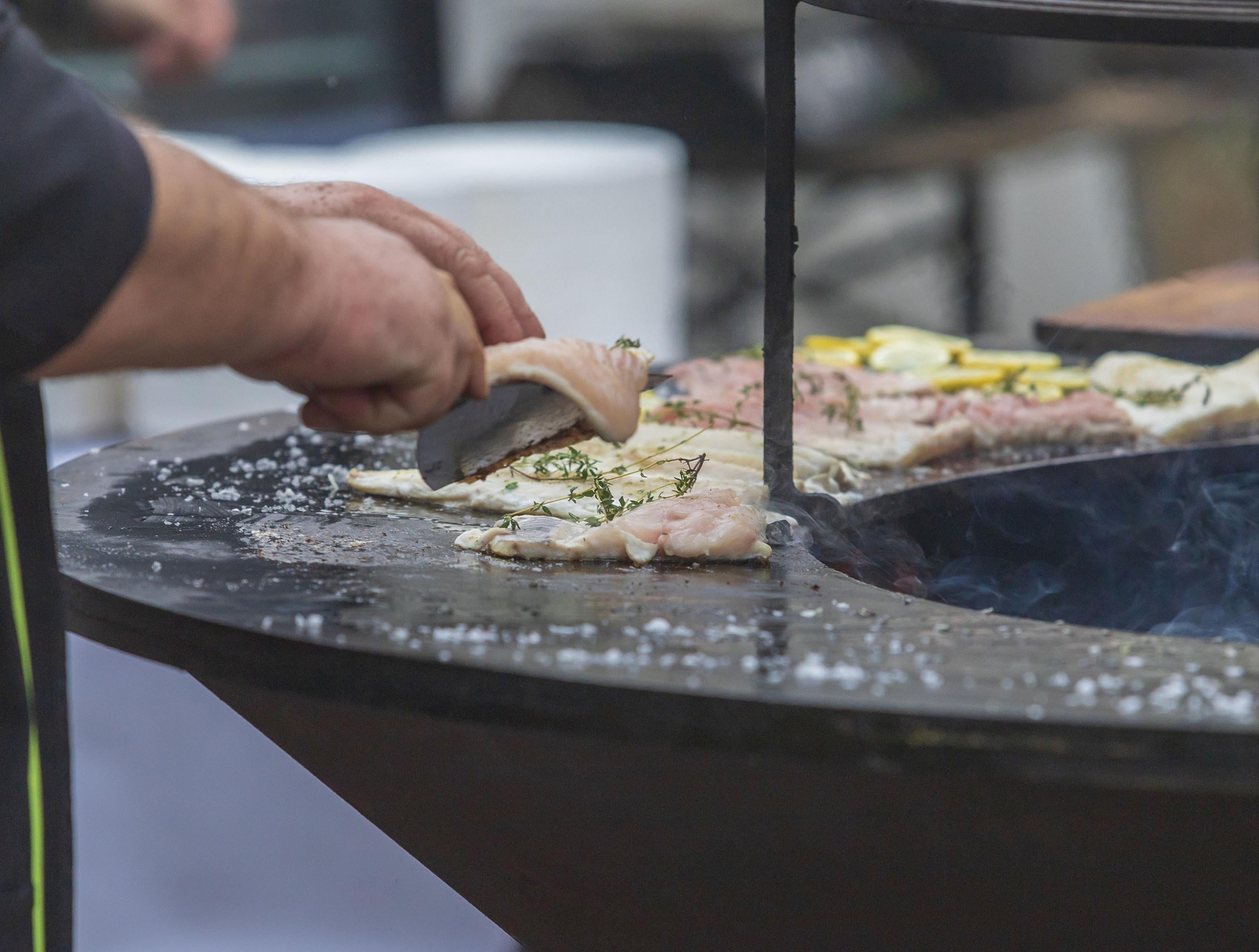 EFP56B: Barbecue brasero avec plaque d'acier de 100 cm noir