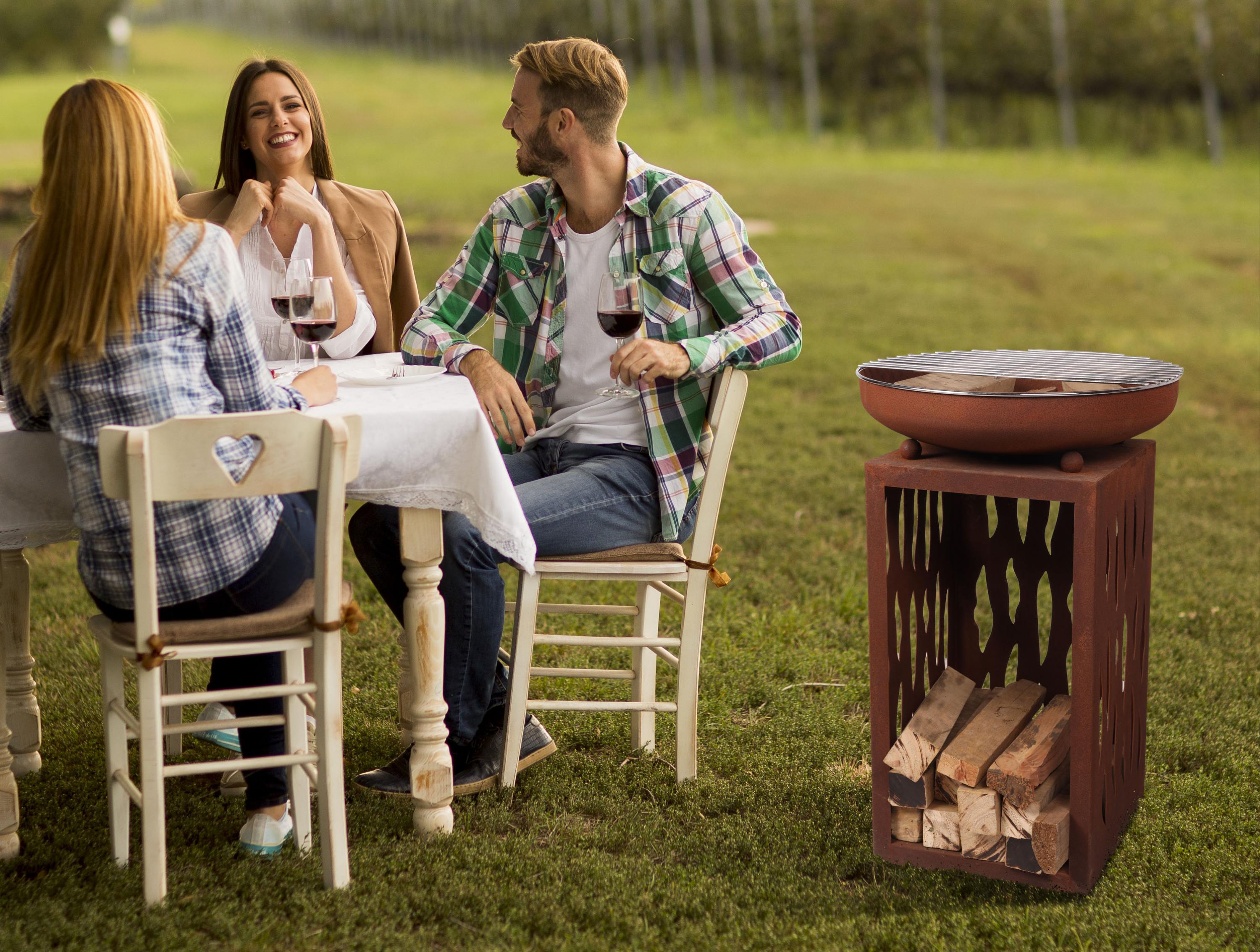 Barbecue design avec grille chromée en acier découpé