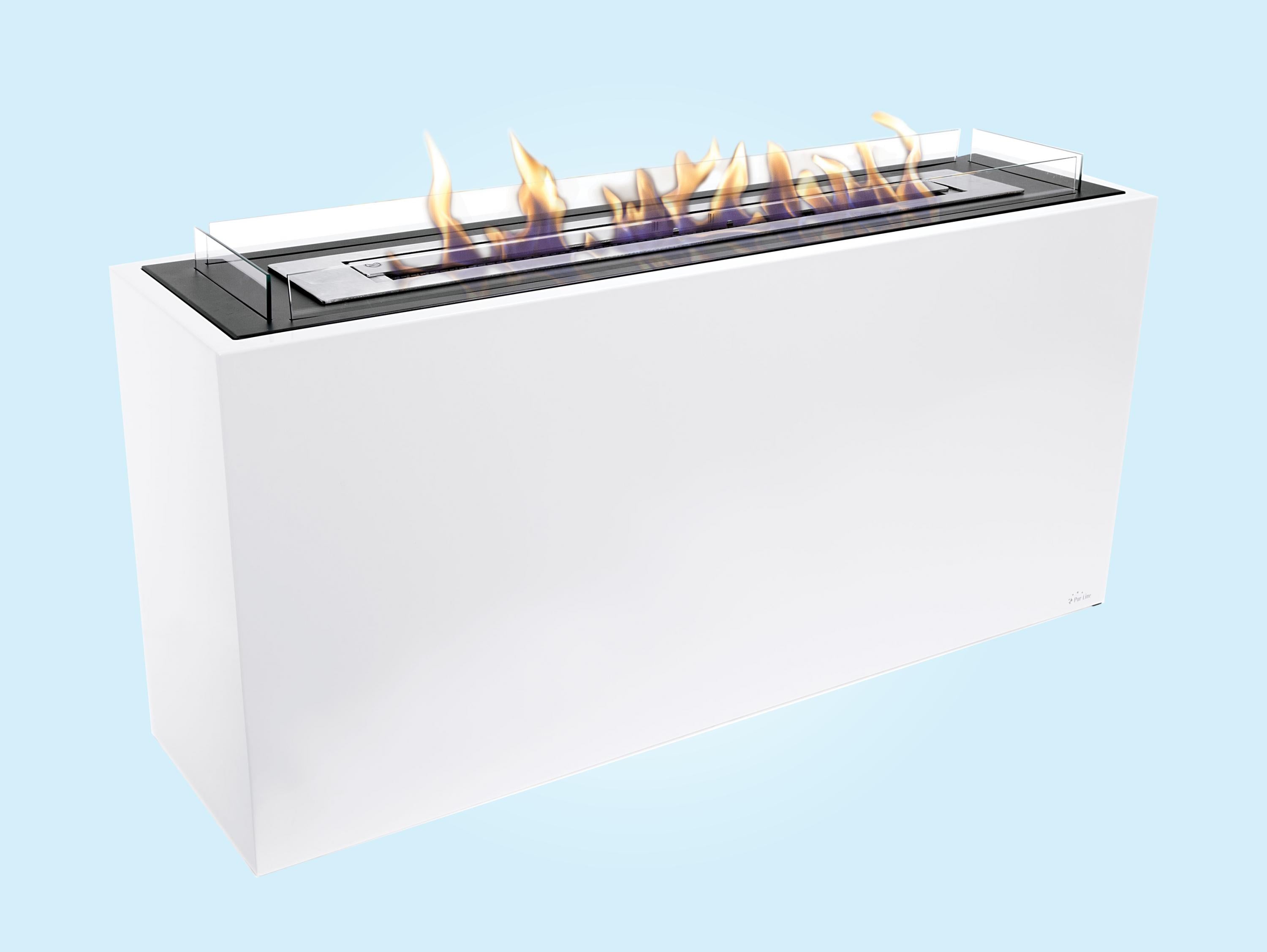 Grande cheminée à l'éthanol au sol en acier blanc et 3 brûleurs.