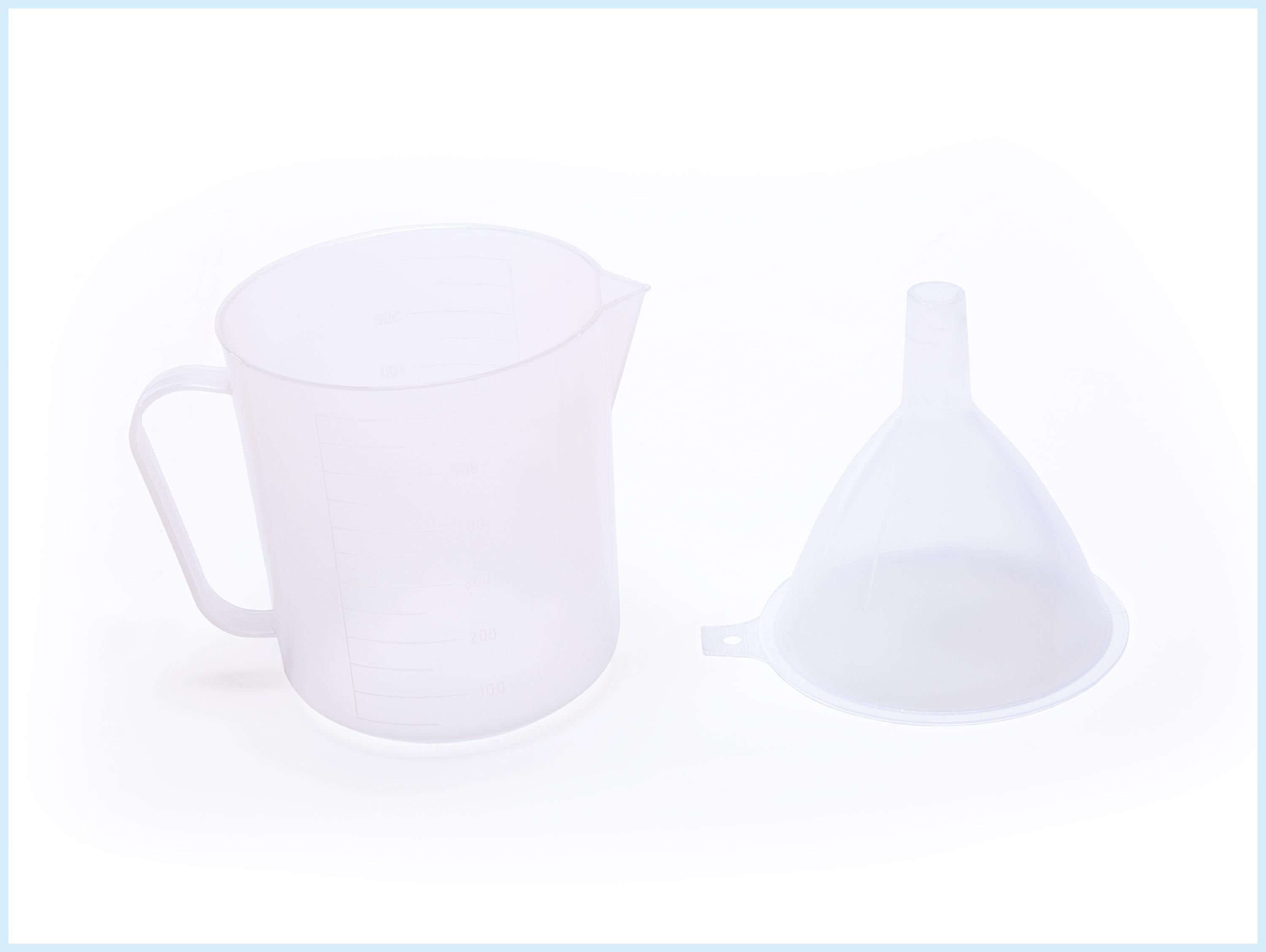 Ensemble de pichets à mesurer avec entonnoir à mesurer en blanc