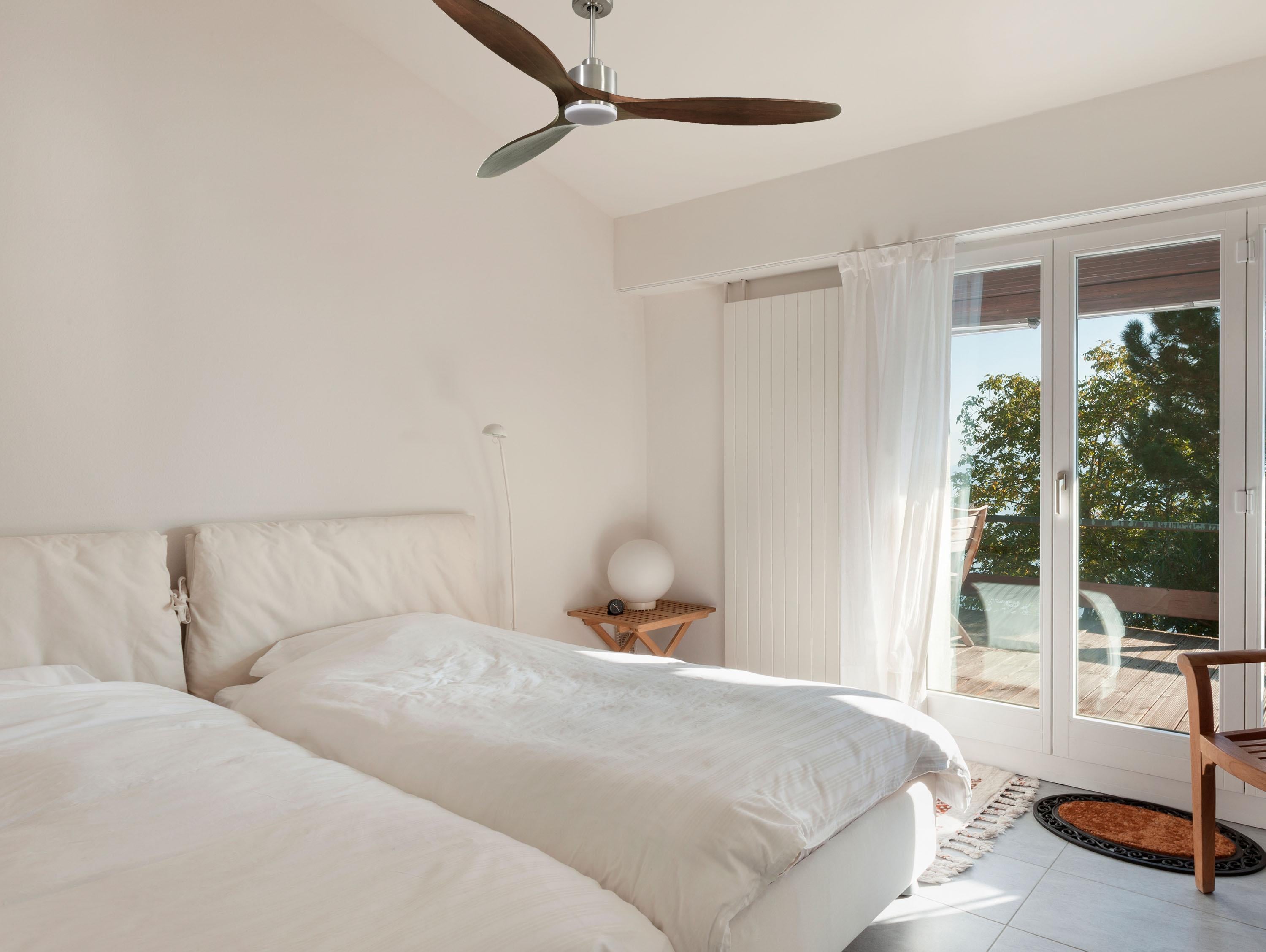 Ventilateur de plafond Réversible  Thermostat Dimmable Wifi Moteur à courant continu Toits en pente Télécommande Lumière à trois tons Hypersilence Mémoire