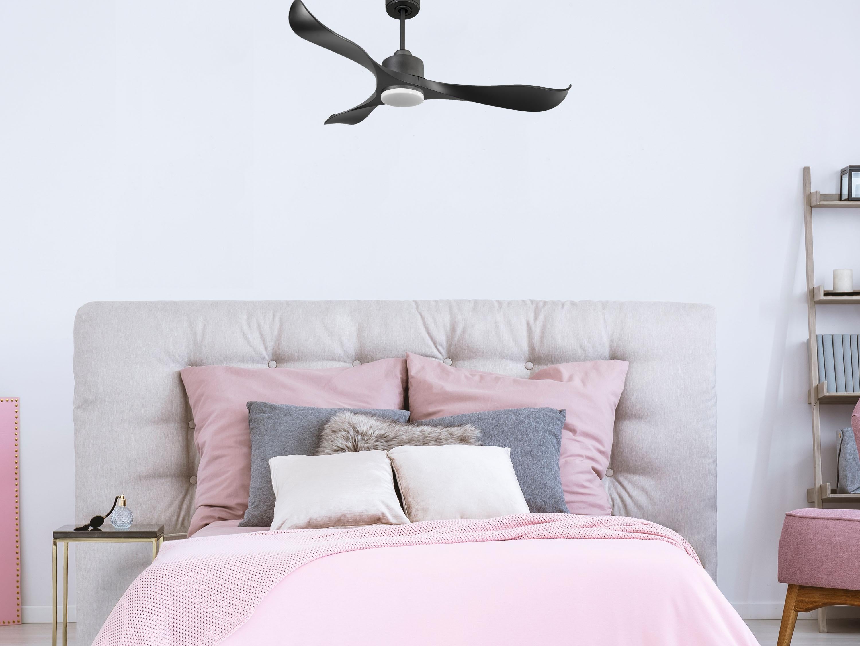 UtilaD132C03LED67823: Ventilateur de plafond Réversible  Thermostat Dimmable Wifi Moteur à courant continu Toits en pente Télécommande Lumière à trois tons Adaptateur 2/3 Lames